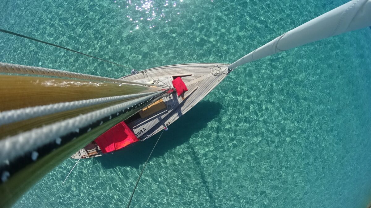 Silingboat from bird perspective in water