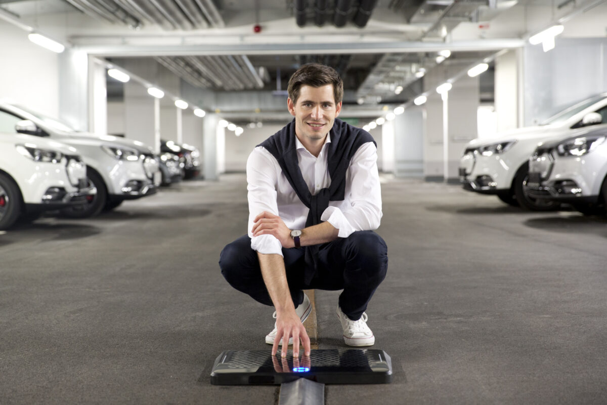 Hermann Stockinger mit Matrix Charging Pad